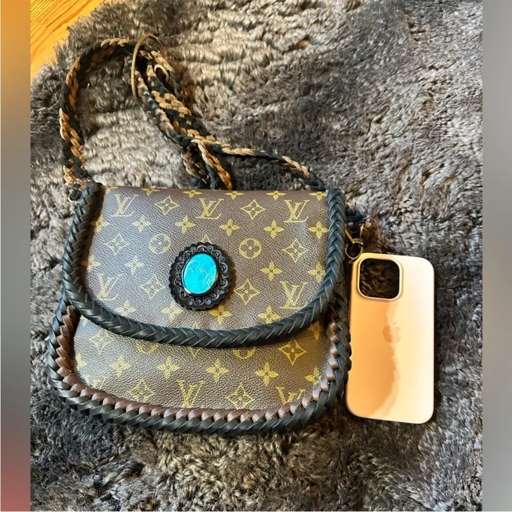 Lv world traveler bag with turquoise pendant vbb - Picture 7 of 10